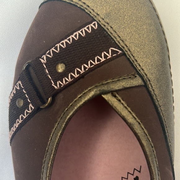 Umi | Size 4 Girls (US) Brown and Pink Heart Flats - Picture 10 of 13